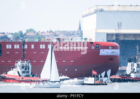 Die neue Polar Research ship, RRS Sir David Attenborough, der größte zivile Schiff in Großbritannien für 30 Jahre gebaut, hat von der Werft Cammell Laird in Birkenhead, Wirral, am Samstag, den 14. Juli 2018. Der ursprüngliche Name des Schiffes, "boaty McBoatface", wurde für die gestimmt, die von Mitgliedern der Öffentlichkeit, aber Regierung beschloss, das Schiff nach Sir David Attenborough zu nennen. © Christopher Middleton/Alamy leben Nachrichten Stockfoto