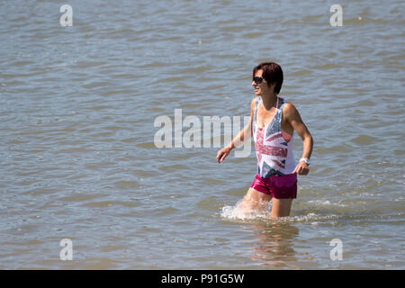 Southport, Merseyside, 14.07.2018. UK Wetter. Cooling off bei Flut, da die Temperaturen 25 C wieder erreichen. Familien genießen den seltenen Anblick von der Tide in Southport, an einem warmen ruhigen sonnigen Sommer. Credit: MediaWorldImages/AlamyLiveNews. Stockfoto