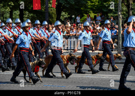 Paris, Frankreich. 14. Juli 2018. Feuerwehrmänner März während der jährlichen Tag der Bastille Militärparade auf den Champs-Elysées Avenue in Paris, Frankreich, am 14. Juli 2018. Credit: Chen Yichen/Xinhua/Alamy leben Nachrichten Stockfoto