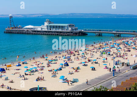 Bournemouth, Dorset, Großbritannien. 14. Juli 2018. UK Wetter: Die hitzewelle weiter mit einem anderen heißen, sonnigen Tag, als Sonnenanbeter die Wetter und Kopf an der Küste in Bournemouth Strände machen. Credit: Carolyn Jenkins/Alamy leben Nachrichten Stockfoto