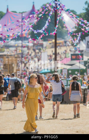 Suffolk, Großbritannien, 14. Juli 2018. Die Arena befindet sich in der stetigen Sonne verbrannten Die 2018 Latitude Festival, henham Park. Suffolk vom 14. Juli 2018 Credit: Guy Bell/Alamy leben Nachrichten Stockfoto