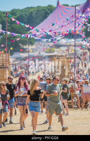 Suffolk, Großbritannien, 14. Juli 2018. Die Arena befindet sich in der stetigen Sonne verbrannten Die 2018 Latitude Festival, henham Park. Suffolk vom 14. Juli 2018 Credit: Guy Bell/Alamy leben Nachrichten Stockfoto