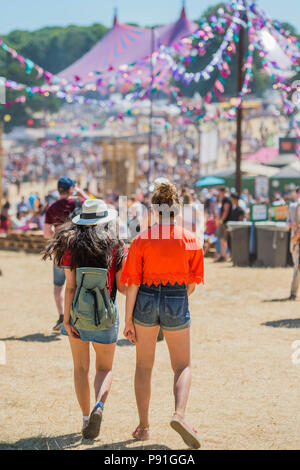 Suffolk, Großbritannien, 14. Juli 2018. Die Arena befindet sich in der stetigen Sonne verbrannten Die 2018 Latitude Festival, henham Park. Suffolk vom 14. Juli 2018 Credit: Guy Bell/Alamy leben Nachrichten Stockfoto