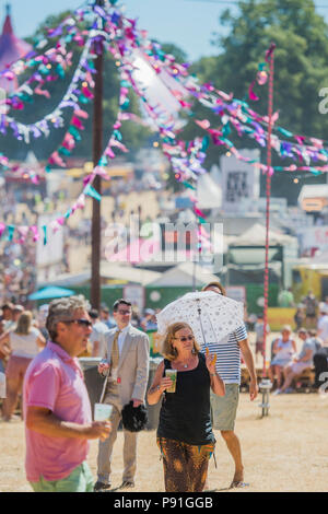 Suffolk, Großbritannien, 14. Juli 2018. Die Arena befindet sich in der stetigen Sonne verbrannten Die 2018 Latitude Festival, henham Park. Suffolk vom 14. Juli 2018 Credit: Guy Bell/Alamy leben Nachrichten Stockfoto