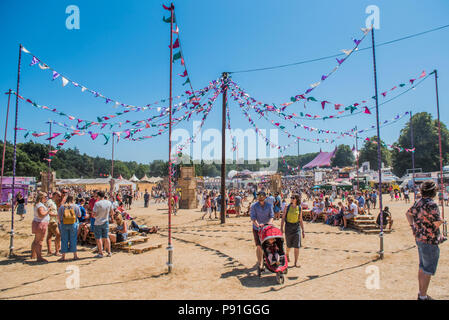 Suffolk, Großbritannien, 14. Juli 2018. Die Arena befindet sich in der stetigen Sonne verbrannten Die 2018 Latitude Festival, henham Park. Suffolk vom 14. Juli 2018 Credit: Guy Bell/Alamy leben Nachrichten Stockfoto