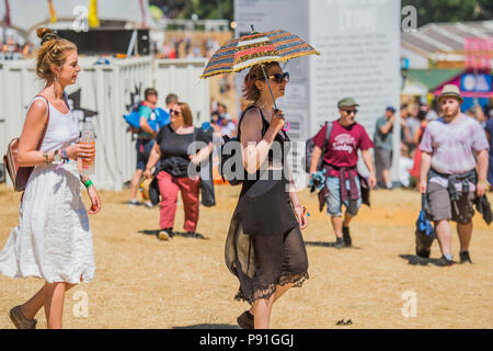 Suffolk, Großbritannien, 14. Juli 2018. Die Arena befindet sich in der stetigen Sonne verbrannten Die 2018 Latitude Festival, henham Park. Suffolk vom 14. Juli 2018 Credit: Guy Bell/Alamy leben Nachrichten Stockfoto