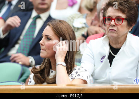 London, UK, 14. Juli 2018: Catherine 'Kate' Herzogin von Cambridge Besuche der Männer Halbfinale bei Tag 12 in Wimbledon Tennis Championships 2018 auf der All England Lawn Tennis und Croquet Club in London. Credit: Frank Molter/Alamy leben Nachrichten Stockfoto