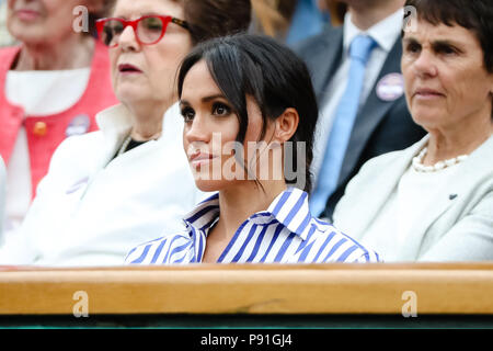 London, UK, 14. Juli 2018: Meghan, Herzogin von Sussex, Besuch der Männer Halbfinale bei Tag 12 in Wimbledon Tennis Championships 2018 auf der All England Lawn Tennis und Croquet Club in London. Credit: Frank Molter/Alamy leben Nachrichten Stockfoto