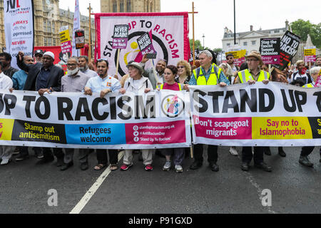 Whitehall, Westminster, London, 14. Juli 2018. Fackeln leuchten und einige und einige Störung tritt in den Abschnitten als Aktivisten von 'Stand Bis zu Rassismus", Demonstranten gegen Faschismus und andere Organisationen protestieren auf einer Kundgebung ein "Freies Tommy Robinson" Demonstration, die zur gleichen Zeit in der Nähe von Downing Street in Whitehall, Westminster nimmt zu begegnen. Stockfoto