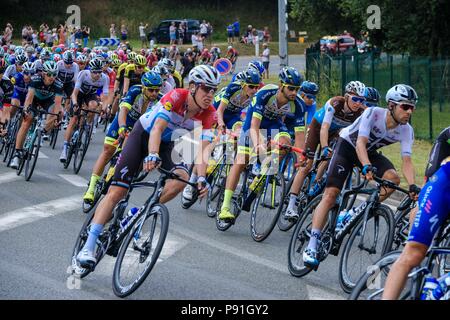 Marseille de Beauvaisis, Frankreich, 14. Juli 2018. Tour de France 2018 - Etappe 8. Das peloton durch Marseille de Beauvaisis, Frankreich etwa 60 Kilometer vor dem Ziel in Amiens (c) Andrew Wilson | awp.co.uk Stockfoto