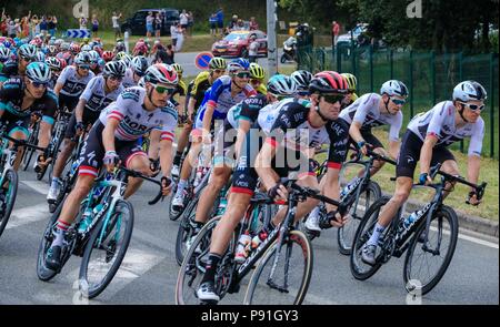 Marseille de Beauvaisis, Frankreich, 14. Juli 2018. Tour de France 2018 - Etappe 8. Das peloton durch Marseille de Beauvaisis, Frankreich etwa 60 Kilometer vor dem Ziel in Amiens (c) Andrew Wilson | awp.co.uk Stockfoto