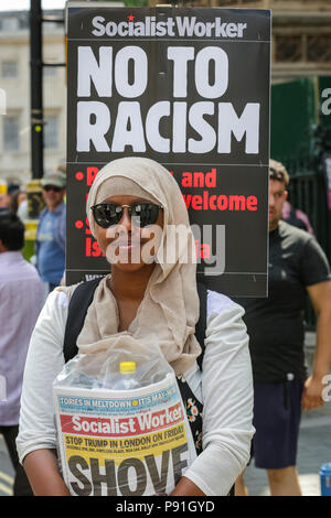 Whitehall, Westminster, London, 14. Juli 2018. Fackeln leuchten und einige und einige Störung tritt in den Abschnitten als Aktivisten von 'Stand Bis zu Rassismus", Demonstranten gegen Faschismus und andere Organisationen protestieren auf einer Kundgebung ein "Freies Tommy Robinson" Demonstration, die zur gleichen Zeit in der Nähe von Downing Street in Whitehall, Westminster nimmt zu begegnen. Stockfoto