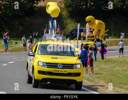 Marseille de Beauvaisis, Frankreich, 14. Juli 2018. Tour de France 2018 - Etappe 8. Die Karawane durch Marseille de Beauvaisis, Frankreich etwa 60 Kilometer vor dem Ziel in Amien (c) Andrew Wilson | de Stockfoto