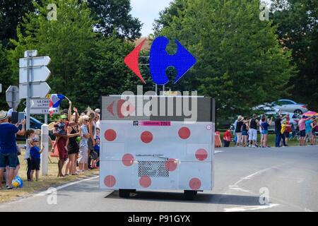 Marseille de Beauvaisis, Frankreich, 14. Juli 2018. Tour de France 2018 - Etappe 8. Die Karawane durch Marseille de Beauvaisis, Frankreich etwa 60 Kilometer vor dem Ziel in Amien (c) Andrew Wilson | de Stockfoto