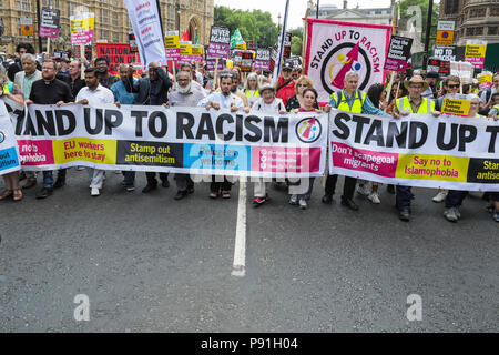 Whitehall, Westminster, London, 14. Juli 2018. Fackeln leuchten und einige und einige Störung tritt in den Abschnitten als Aktivisten von 'Stand Bis zu Rassismus", Demonstranten gegen Faschismus und andere Organisationen protestieren auf einer Kundgebung ein "Freies Tommy Robinson" Demonstration, die zur gleichen Zeit in der Nähe von Downing Street in Whitehall, Westminster nimmt zu begegnen. Stockfoto