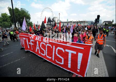 Antifaschistischen und pro Tommy Robinson marchers Clash außerhalb des Parlaments, London, UK Credit: Finnbarr Webster/Alamy leben Nachrichten Stockfoto