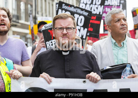 Whitehall, Westminster, London, 14. Juli 2018. Der Reverend Steven Saxby, Aktivist bei der Kundgebung. Aktivisten aus 'Stand Bis zu Rassismus", Demonstranten gegen Faschismus und andere Organisationen protestieren auf einer Kundgebung ein "Freies Tommy Robinson" Demonstration, die zur gleichen Zeit in der Nähe von Downing Street in Whitehall, Westminster nimmt zu begegnen. Stockfoto