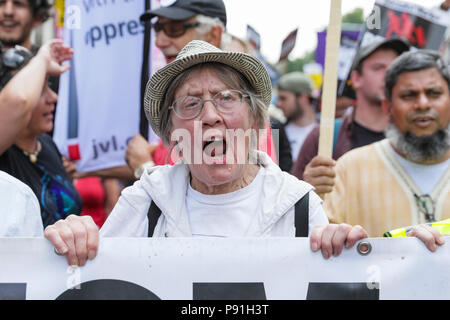 Whitehall, Westminster, London, 14. Juli 2018. Fackeln leuchten und einige und einige Störung tritt in den Abschnitten als Aktivisten von 'Stand Bis zu Rassismus", Demonstranten gegen Faschismus und andere Organisationen protestieren auf einer Kundgebung ein "Freies Tommy Robinson" Demonstration, die zur gleichen Zeit in der Nähe von Downing Street in Whitehall, Westminster nimmt zu begegnen. Stockfoto