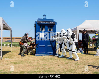 Sheerness, Kent, Großbritannien. 14. Juli 2018. Sheppey Sci-Fi-Festival: ein Festival feiert Alles sci-fi wurde heute bei Barton's Point auf der Insel Sheppey in Kent Sheppey Miniatur Engineering und das Modell von Gesellschaft 40-jähriges Jubiläum feiern. Pic: eine Replik Tardis von Doctor Who, mit Sturmtruppen. Credit: James Bell/Alamy leben Nachrichten Stockfoto