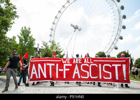 London, Großbritannien. 14. Juli 2018. Antifaschisten März durch London der rechtsextremen "Freien Tommy' (Robinson) und Trump Anhänger '' Willkommen Märsche Trump' zu erheben. Es gab einige Auseinandersetzungen, wie die anti-faschistischen März wurde von Freien Tommy Anhänger am Rande des Parliament Square angegriffen. Credit: Mark Kerrison/Alamy leben Nachrichten Stockfoto