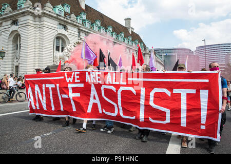 London, Großbritannien. 14. Juli 2018. Antifaschisten halten Rauch Granaten wie Sie März über die Westminster Bridge der rechtsextremen "Freien Tommy' (Robinson) und Trump Anhänger '' Willkommen Märsche Trump' zu erheben. Es gab einige Auseinandersetzungen, wie die anti-faschistischen März wurde von Freien Tommy Anhänger am Rande des Parliament Square angegriffen. Credit: Mark Kerrison/Alamy leben Nachrichten Stockfoto