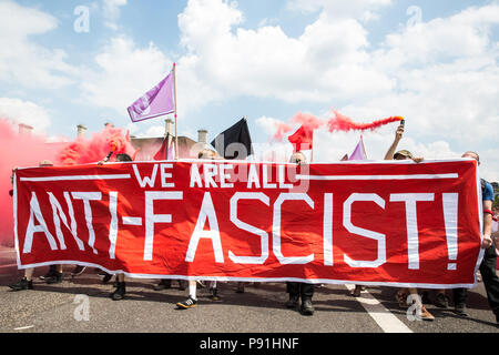 London, Großbritannien. 14. Juli 2018. Antifaschisten halten Rauch Granaten wie Sie März über die Westminster Bridge der rechtsextremen "Freien Tommy' (Robinson) und Trump Anhänger '' Willkommen Märsche Trump' zu erheben. Es gab einige Auseinandersetzungen, wie die anti-faschistischen März wurde von Freien Tommy Anhänger am Rande des Parliament Square angegriffen. Credit: Mark Kerrison/Alamy leben Nachrichten Stockfoto