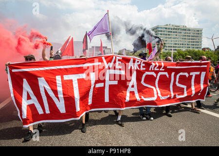 London, Großbritannien. 14. Juli 2018. Antifaschisten halten Rauch Granaten wie Sie März über die Westminster Bridge der rechtsextremen "Freien Tommy' (Robinson) und Trump Anhänger '' Willkommen Märsche Trump' zu erheben. Es gab einige Auseinandersetzungen, wie die anti-faschistischen März wurde von Freien Tommy Anhänger am Rande des Parliament Square angegriffen. Credit: Mark Kerrison/Alamy leben Nachrichten Stockfoto