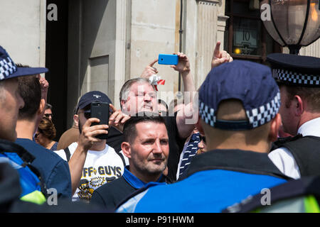 London, Großbritannien. 14. Juli 2018. Unterstützer von Tommy Robinson, der ehemalige Führer der English Defence League, die im Mai nach einer Missachtung des Gerichts inhaftiert wurde, konfrontieren Antifaschisten durch London marschieren in die "Freie Tommy' und 'Willkommen Märsche Trump' widersetzen. Credit: Mark Kerrison/Alamy leben Nachrichten Stockfoto