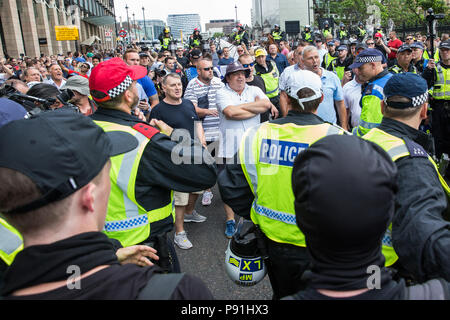 London, Großbritannien. 14. Juli 2018. Unterstützer von Tommy Robinson, der ehemalige Führer der English Defence League, die im Mai nach einer Missachtung des Gerichts inhaftiert wurde, konfrontieren Antifaschisten durch London marschieren in die "Freie Tommy' und 'Willkommen Märsche Trump' widersetzen. Credit: Mark Kerrison/Alamy leben Nachrichten Stockfoto