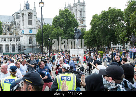 London, Großbritannien. 14. Juli 2018. Unterstützer von Tommy Robinson, der ehemalige Führer der English Defence League, die im Mai nach einer Missachtung des Gerichts inhaftiert war, Angriff Antifaschisten durch London marschieren in die "Freie Tommy' und 'Willkommen Märsche Trump' widersetzen. Credit: Mark Kerrison/Alamy leben Nachrichten Stockfoto