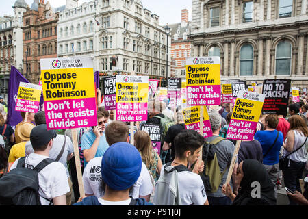 London, Großbritannien. 14. Juli 2018. Antirassistinnen an einer Einheit Rallye um bis zu Rassismus im Protest gegen die freien Tommy März stehen die Anhänger des ehemaligen English Defence League leader Tommy Robinson und gegen den Besuch in Großbritannien durch US-Präsident Donald Trump organisiert. Credit: Mark Kerrison/Alamy leben Nachrichten Stockfoto