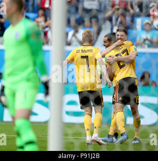 Sankt Petersburg, Russland. 14. Juli 2018. In Belgien Thomas Meunier (1. R) feiert Zählen mit Nacer Chadli (2. R) und Kevin De Bruyne (3. R) während der 2018 FIFA World Cup den dritten Platz Play-off-Spiel zwischen England und Belgien in Sankt Petersburg, Russland, 14. Juli 2018. Credit: Fei Maohua/Xinhua/Alamy Leben Nachrichten Quelle: Xinhua/Alamy leben Nachrichten Stockfoto