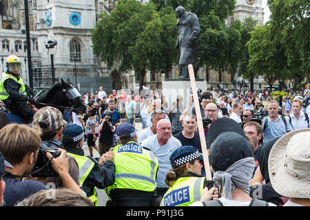 London, Großbritannien. 14. Juli 2018. Unterstützer von Tommy Robinson, der ehemalige Führer der English Defence League, die im Mai nach einer Missachtung des Gerichts inhaftiert war, Angriff Antifaschisten durch London marschieren in die "Freie Tommy' und 'Willkommen Märsche Trump' widersetzen. Credit: Mark Kerrison/Alamy leben Nachrichten Stockfoto