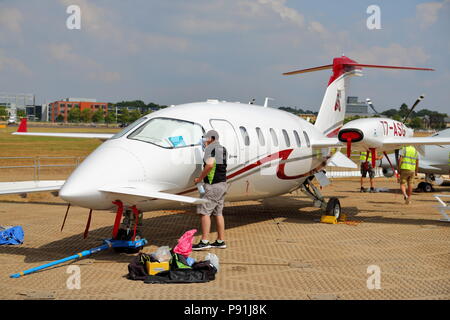 Farnborough, Großbritannien, 14. Juli 2018. Aussteller setzen Ihre letzte Hand an ihre neuesten Vitrinen vor dem Montag Eröffnung der Farnborough International Trade Show. Quelle: Uwe Deffner/Alamy leben Nachrichten Stockfoto