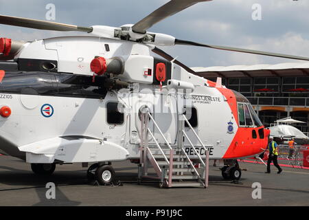 Farnborough, Großbritannien, 14. Juli 2018. Aussteller setzen Ihre letzte Hand an ihre neuesten Vitrinen vor dem Montag Eröffnung der Farnborough International Trade Show. Quelle: Uwe Deffner/Alamy leben Nachrichten Stockfoto