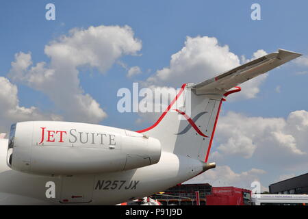 Farnborough, Großbritannien, 14. Juli 2018. Aussteller setzen Ihre letzte Hand an ihre neuesten Vitrinen vor dem Montag Eröffnung der Farnborough International Trade Show. Quelle: Uwe Deffner/Alamy leben Nachrichten Stockfoto