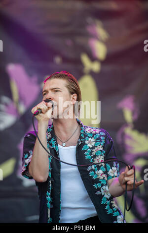 Suffolk, Großbritannien, 14. Juli 2018. Alex Cameron spielt der Obelisk Stufe - Die 2018 Latitude Festival, henham Park. Suffolk vom 14. Juli 2018 Credit: Guy Bell/Alamy leben Nachrichten Stockfoto