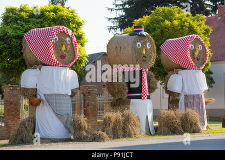 (180714) -- PETRIJEVCI, 14. Juli 2018 (Xinhua) - Foto am Juli 14, 2018 in Petrijevci, Kroatien zeigt Strohballen Skulpturen mit roten und weißen Farben zur Unterstützung der kroatischen Nationalmannschaft eingerichtet vor der Endrunde der FIFA Fußball-Weltmeisterschaft. Kroatien wird gegen Frankreich im Finale des FIFA WM-Spiel am Sonntag in Russland. (Xinhua / Dubravka Petric) Stockfoto