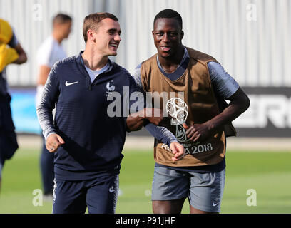 Moskau, Russland. 14. Juli 2018. Fußball, FIFA WM 2018, Nationalmannschaft Frankreich, abschlusstraining vor dem Finale Frankreich vs Kroatien: Frankreichs Antoine Griezmann (L) und Benjamin Mendy in Aktion. Credit: Christian Charisius/dpa/Alamy leben Nachrichten Stockfoto