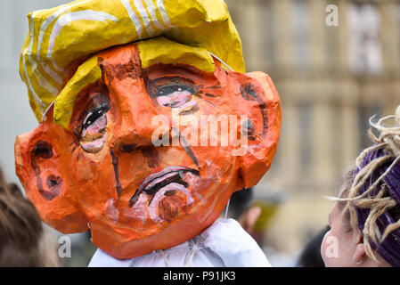 Westminster, London, Großbritannien. 14. Juli 2018. Anti-faschistischen Gruppen, die gegen den freien Tommy Robinson Ereignis auf Whitehall, Polizei Linien halten die Gruppen auseinander. Quelle: Matthew Chattle/Alamy leben Nachrichten Stockfoto