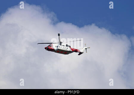 Bushy Park London England UK. 14. Juli 2018. HM Küstenwache retten Helikopter fliegt über Bushy Park South West London. Credit: Julia Gavin/Alamy leben Nachrichten Stockfoto
