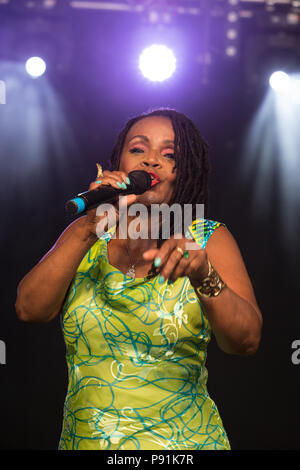 Große Tew, Oxfordshire, UK, 14. Juli 2018. PP Arnold live am 2018 Cornbury Festival, tolle Tew, Oxfordshire. Patricia Ann Cole (geboren am 3. Oktober 1946), professionell, bekannt als S. S. Arnold, ist ein US-amerikanischer Soul Sängerin, die beachtliche Erfolge im Vereinigten Königreich von den 1960er-Jahren genossen. Quelle: John lambeth/Alamy leben Nachrichten Stockfoto