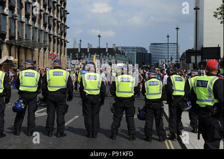 Westminster, London, Großbritannien. 14. Juli 2018. Anti-faschistischen Gruppen März gegen die freien Tommy Robinson März in Whitehall abgehalten. Credit: Richard Hancox/Alamy leben Nachrichten Stockfoto