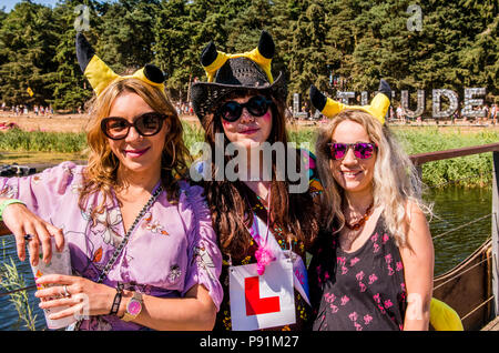 Drei Frauen auf eine Junggesellenparty mit der Latitude-Schild im Hintergrund bei Latitude Festival, henham Park, Suffolk, England, 14. Juli 2018 Stockfoto