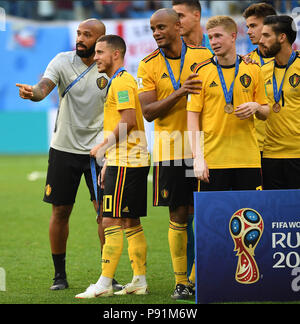 Sankt Petersburg, Russland. 14. Juli 2018. Belgien Eden Hazard (2 l), Vincent Kompany (3 l), Kevin De Bruyne (3. R) und Assistant Coach Thierry Henry (1. L) nach der Verleihung der 2018 FIFA World Cup den dritten Platz spielen gesehen werden - weg vom Gleichen zwischen England und Belgien in Sankt Petersburg, Russland, 14. Juli 2018. Belgien besiegten England mit 2-0 durch und gewann den dritten Platz bei der FIFA WM 2018. Credit: Li Ga/Xinhua/Alamy Leben Nachrichten Quelle: Xinhua/Alamy leben Nachrichten Stockfoto