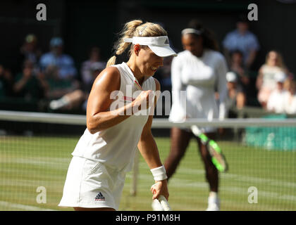 London, UK, London, UK. 14. Juli 2018. Die Wimbledon Tennis Championships, Tag 12; Angelique Kerber (GER) feiert nach dem Gewinn der letzten Punkt auf dem Weg zum Sieg über Serena Williams (USA) in der endgültigen Gutschrift: Aktion Plus Sport Bilder/Alamy Live News Credit: Aktion Plus Sport Bilder/Alamy leben Nachrichten Stockfoto