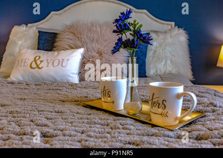 Sauberes Bett mit Dekoration und Kissen aus der Nähe Stockfoto