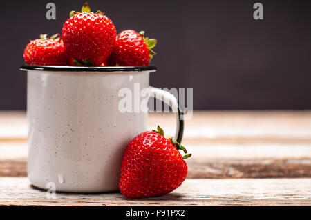 Frische reife Beere. Erdbeeren in der Schale auf Holztisch Stockfoto
