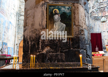 AKHTALA, Armenien - MARTCH 28, 2018: Innenraum des Akhtala Festung - Kloster 10. Jahrhundert befestigten georgisch-orthodoxen Kirche Kloster entfernt Stockfoto