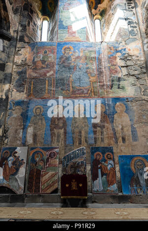 AKHTALA, Armenien - MARTCH 28, 2018: Innenraum des Akhtala Festung - Kloster 10. Jahrhundert befestigten georgisch-orthodoxen Kirche Kloster entfernt Stockfoto